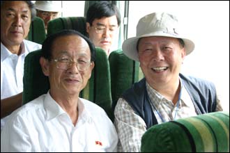 조선작가동맹 김병훈 위원장(왼쪽) 